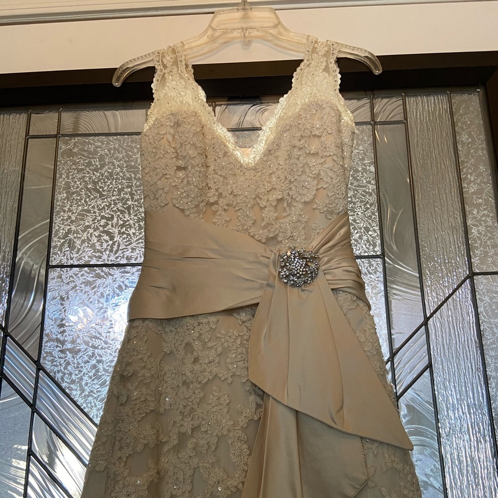 Wedding dress - Picture 2 of 9